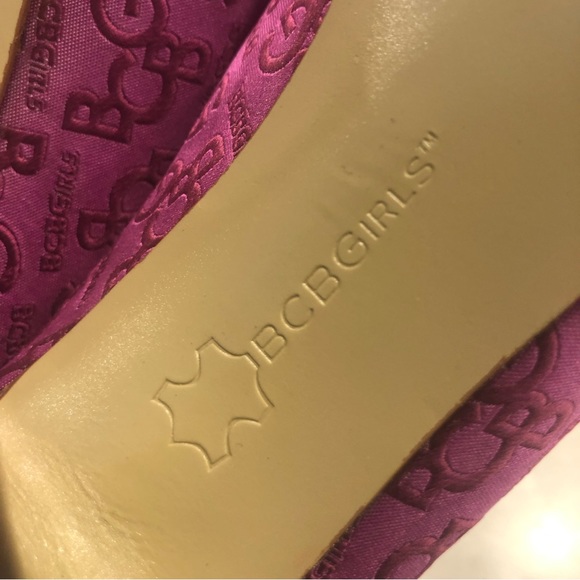 BCBG pink peep toe pumps with silver buckle on the toe, Size 7 - Picture 15 of 16